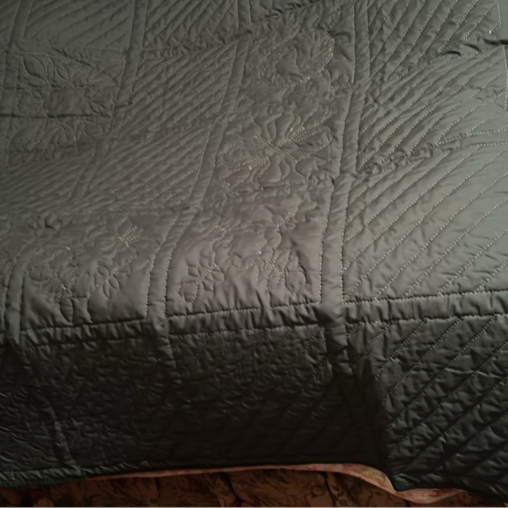 New homemade print pattern hand stitched queen quilt 104”x82” - Picture 4 of 4